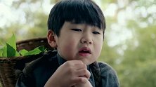小男孩真是机智，故意念错墓碑上的名字，救下了自己的小命！