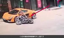 小伙刚学会骑摩托车,刚上路就有“神操作”,撞到272万超跑!
