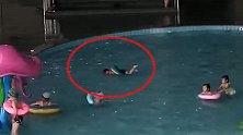 3岁男童泳圈前翻溺水2分钟 事发时其母亲在另一个泳池练习游泳