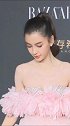 angelbaby的侧颜好美，粉红露肩长裙大秀性感身材！