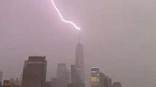 美国：飓风将袭黑云压城，纽约世贸中心被雷劈中