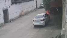 浙江金华：烧成空壳！男子一天连烧4辆车：别人有车，我嫉妒