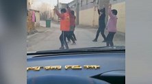 河北衡水大妈占道跳舞不让车行 拍摄者：她们一直在跳 一直在笑