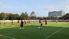 主力慢跑恢复替补分组对抗 高洪波郝伟近距离督训国奥