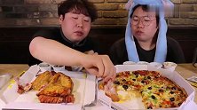 小哥俩吃一只披萨和一只咖喱鸡，两个人一起吃更有胃口