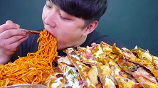 小伙吃披萨和拉面，塞得特别大口，这吃相像饿了好几天