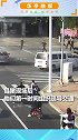 两车路口相撞，接下来的一幕让人震撼！这就是人民子弟兵  暖心