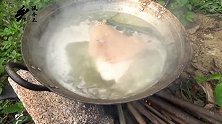 猪腿肉焯水后放进油锅中炸至金黄，然后抹上调料放在锅中蒸软