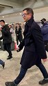 李亚鹏两手空空坐飞机
