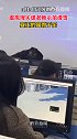 虚拟现实课老师示范滑雪 太可爱了