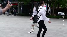 喜欢穿平底板鞋的姑娘也不少，到三里屯看一下，时尚姑娘如何穿搭