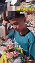 巴勒斯坦男孩从废墟里找回玩具 网友：玩具还在，家却没有了！ 巴以冲突