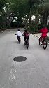 梅西与家人外出骑行 儿子马特奥身穿亚马尔19号球衣