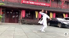 肘击，是短距离的武器，所谓一寸短，一寸险，看看高手如何肘击？