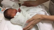 护士给新生儿包襁褓，这种包法第一次见，最后宝宝好可爱