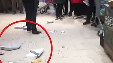 安徽一超市天花板墙体脱落，一对母子被砸伤，地上散落大块碎片