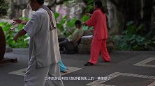 日本旅游团游四川，看到街上这一幕傻眼了：中国老人不工作吗？