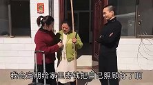姐姐出国5年给残疾母亲寄回50万，回家见母亲拄着拐乞讨，解气
