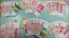 地铁安检员站内捡到一黑包 打开后吓得忙松手：很少碰到这种情况