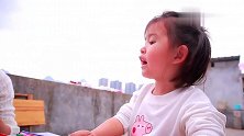 年轻妈妈教宝宝画画，萌娃完全不配合，还跑厕所里躲了