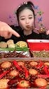 小姐姐直播吃美食，这么多都吃不过来了