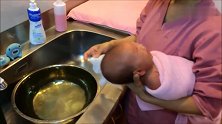 产科护士教你如何给新生儿洗澡，讲得很详细，宝爸宝妈抓紧看