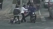 山东一男子街头脚踹路过女子泄私愤：不敢惹男的 怕挨打
