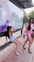 公交车站看到这一幕，真是好人难当，小姐姐你是委屈了