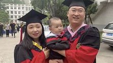 陕西西安：啥情况？萌娃穿学士服一天参加2场博士毕业典礼