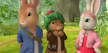 比得兔：好兔子决不放弃 比得与伙伴们在草上匍匐等着李子大盗