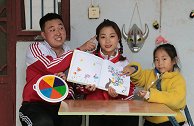 傻妞考试奖励彩色手指画，哥哥带妹妹们在家玩彩色手掌花，真开心