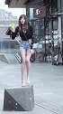这个穿牛仔短裤的小姐姐，是不是像极了初恋