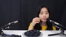 小姐姐吃一碟子清爽可口的蓝莓，咀嚼音听起来超级赞呀