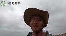 退潮后出现几十米大坑，小林抽干后海鲜不下百条，整整一桶发财了