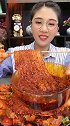 美女直播爆辣海鲜面，蘸完辣椒油还不够，还要撒上辣椒粉！