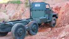 6驱的军用卡车，看看这个坡能不能爬上去