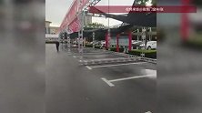 山东滨州突遇强风，车展桁架被吹倒砸到多辆新车，目击者回应