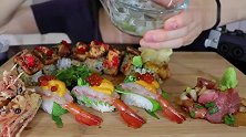 韩国美女吃生虾肉和金枪鱼寿司，搭配很丰富很对胃口