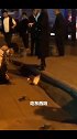 安徽一男子街头被女子牵绳跪行，路人驻足围观