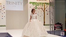 一群小小模特走秀，个个都像小公主一样漂亮，这是又想骗我生女儿