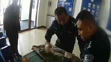 黑龙江：男子“持枪”走进派出所，民警一看给了他1000元