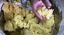大家喜欢吃红豆沙馅的月饼吗？今天农师傅给大家安排详细的教程！美食 月饼