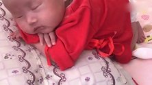 小宝宝一定是吃可爱多长大的，就连睡觉姿势都这么的萌