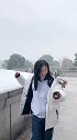 终于下雪了，这个穿校服的长发姑娘的笑容太可爱了！