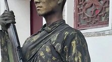 农村大哥向雕塑敬礼，没想到雕塑竟然是人扮的，还给他回了个礼。