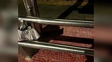 网传珠海一公交站座椅设计另类，仅有两根钢管一坐一靠，当地回应