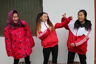 搞笑童年：小伙伴玩拉绳玩具不让我玩，回到家，非要妈妈给我做