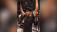 这个健身小哥哥也很帅！小姐姐的福利来了