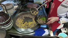 美女吃货大老远来南京就为吃这个, 不过味道还不错