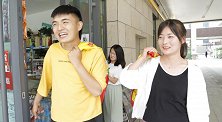 超市买一送一，不料二货不花一分钱就搬空超市，怎么做到的？
